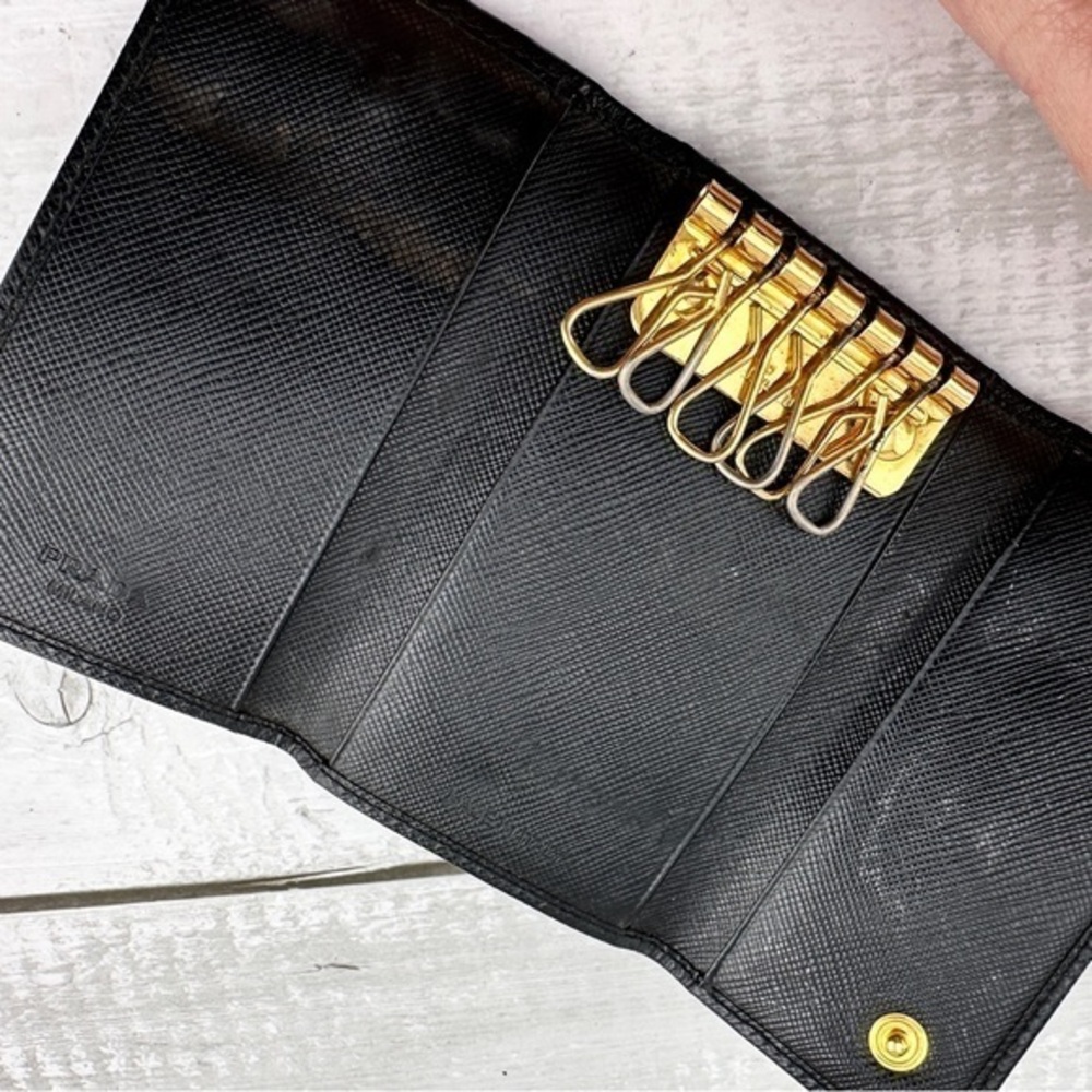 AUTHENTIC Prada Saffiano Metal 6 Key Holder. Black.